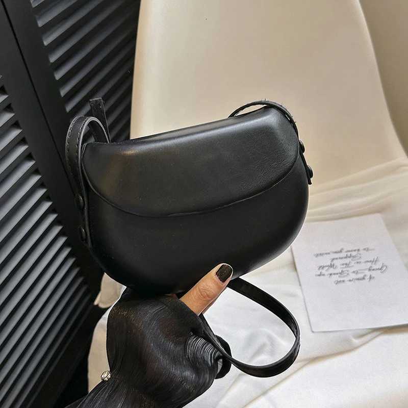 New Trendy Single-shoulder Crossbody Bag for Women with Feel and Versatile Commuting Saddle Bag Features A Niche Design Y250819