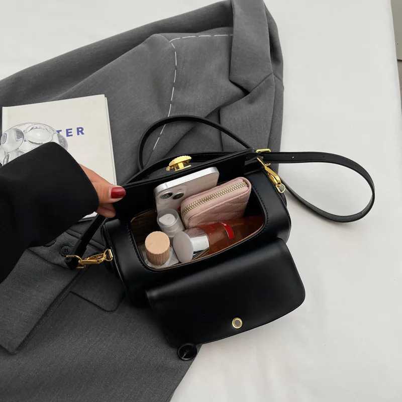 Classic Black Shoulder Bag Womens Versatile Crossbody Square Bags 2025 New Large Capacity Textured Leather Flap Handbags Y250819