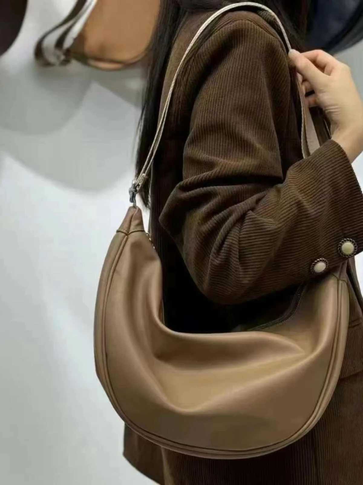 New 2025 Womens Waterproof Soft Leather oulder Bag Dumpling ape Faion Simple High End Bapa Versatile Crossbody Bag Y250819