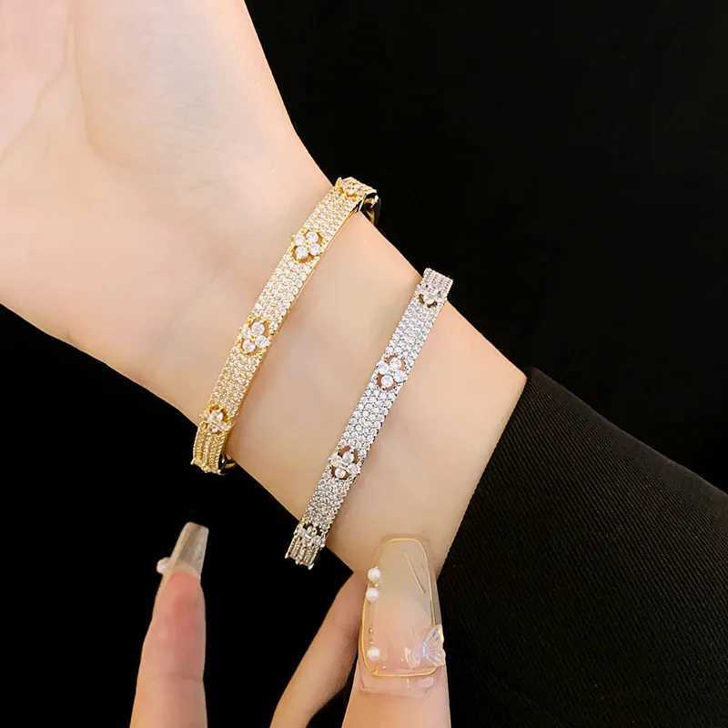 Shiny Full ZAKOL CZ Luxury Four-leaf Flower Design Open Bracelet for Women Premium Wedding Party Jewelry Birthday Gift G250820aj
