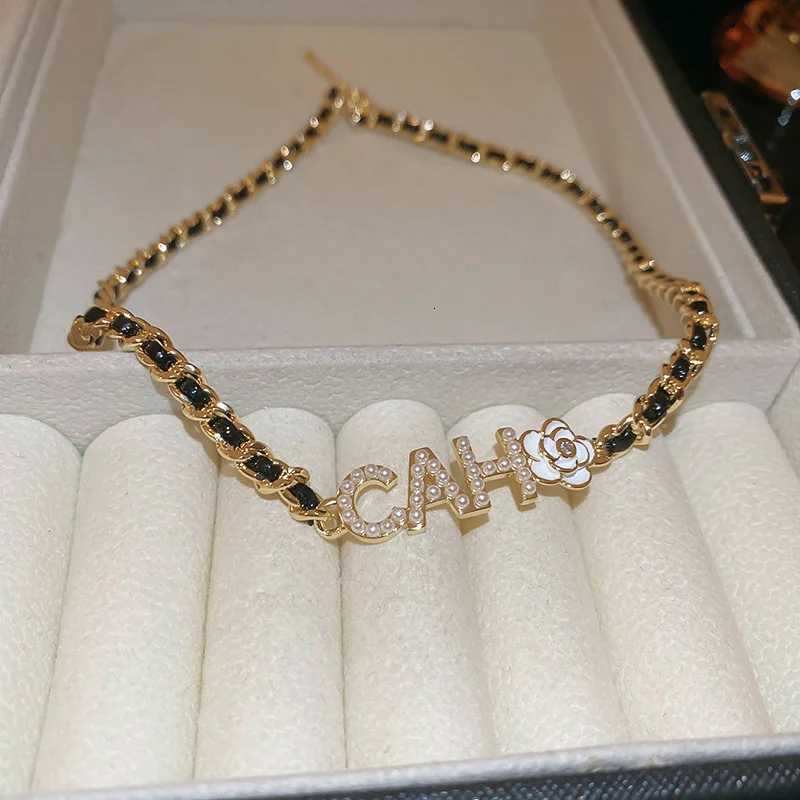 French Classic Leather Metal Letter Necklace for Women Luxury Designer Camellia Pearl Letter Necklace Womens Neck Pendant Choker G250820