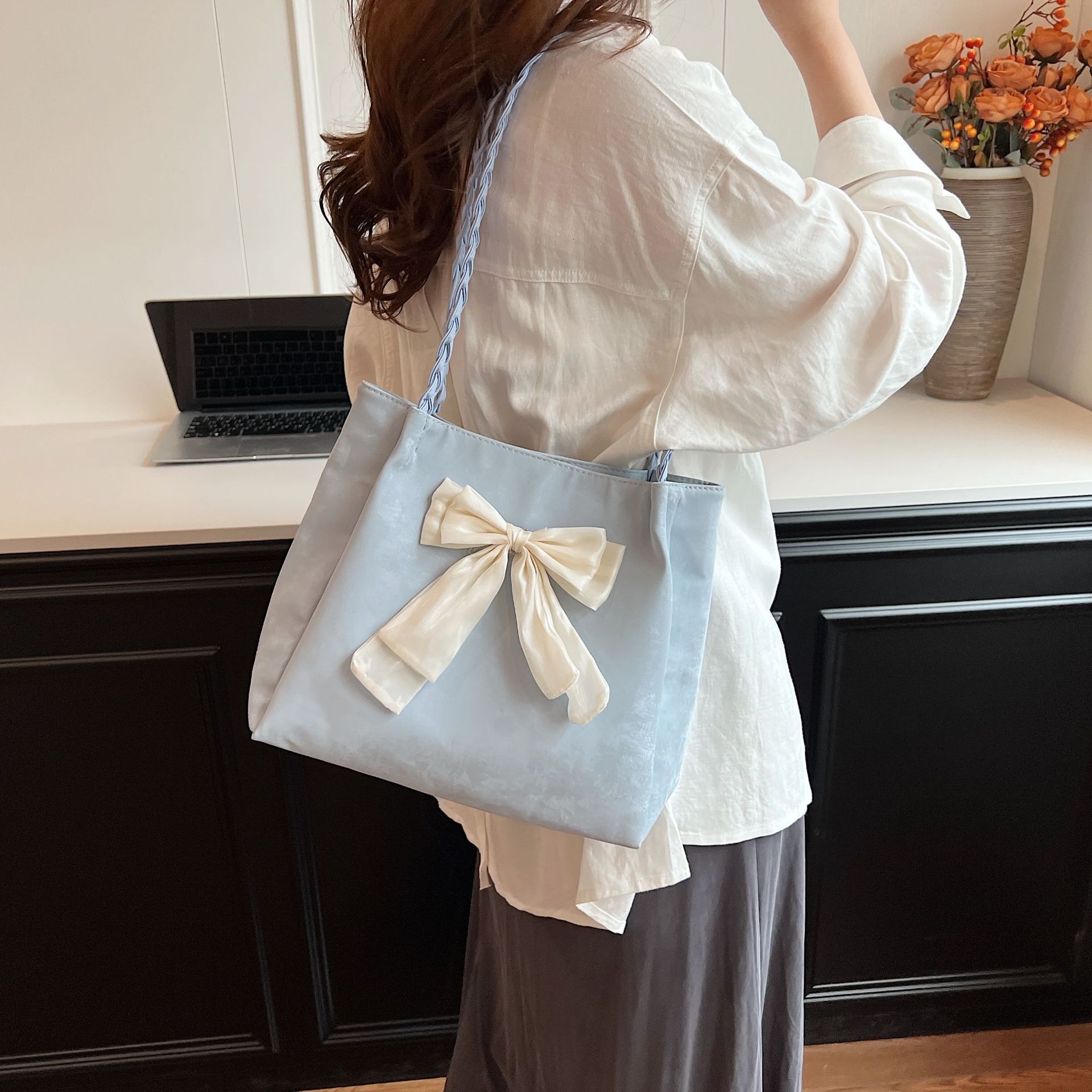 2025 Autumn Women's Large Capacity Bow Handbag Korean Style New Fashion Fashion Shoulder Bag Simple Underarm Bag Women's Crossbody Bag Desig