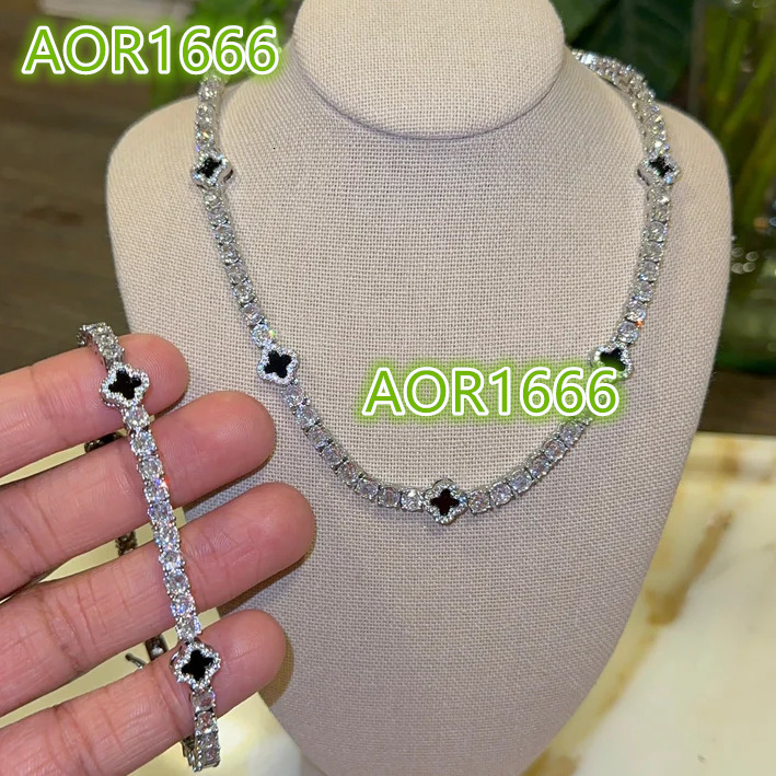 Ladies plated gold shiny tennis bracelet necklace; diamond four-leaf clover jewelry set; hip-hop ice cube black four-leaf clover necklace