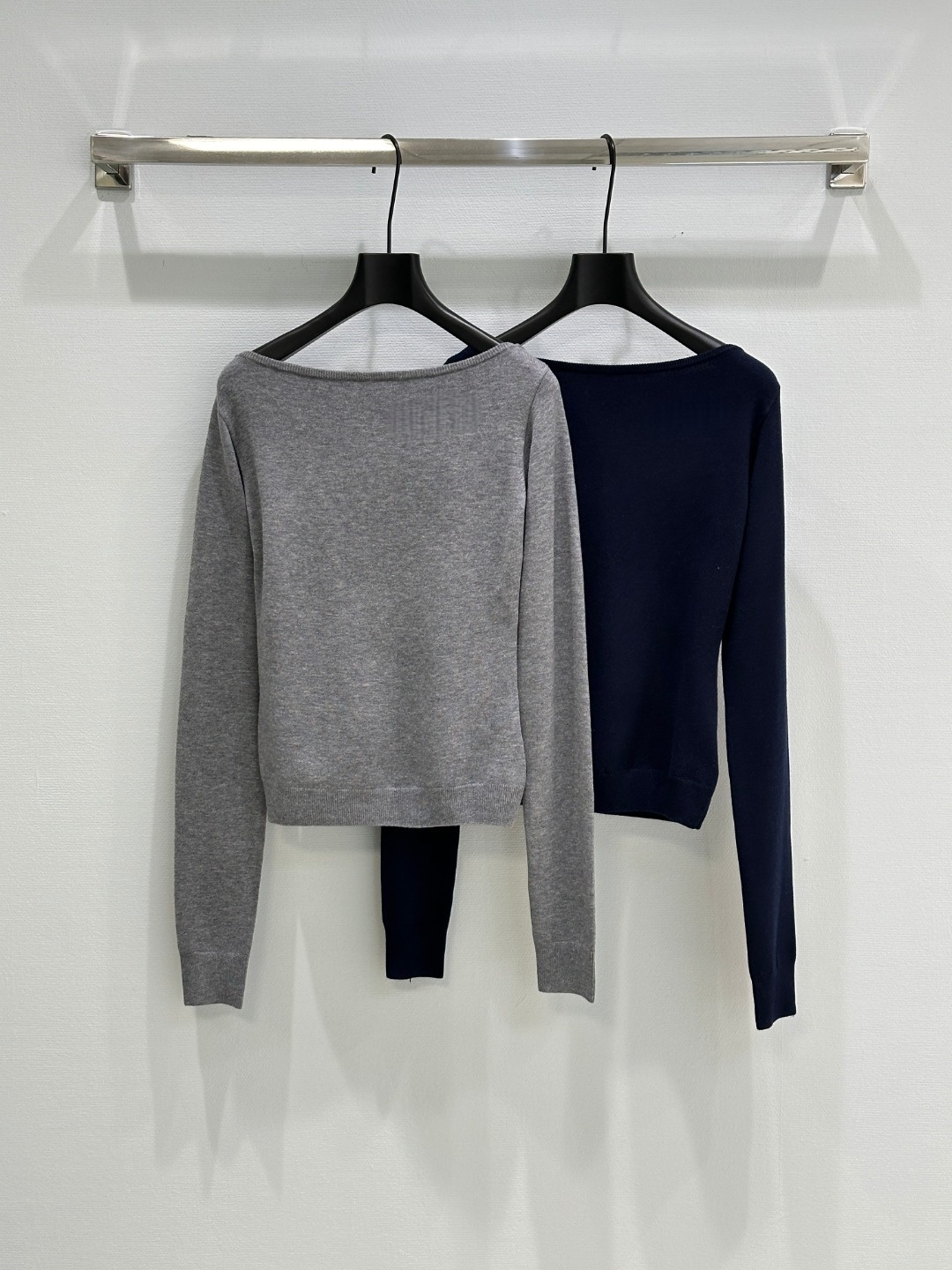 T-shirt à manches longues en cachemire pour femmes - T-shirt d'épaule élégant avec logo - Top polyvalent disponible en S M L