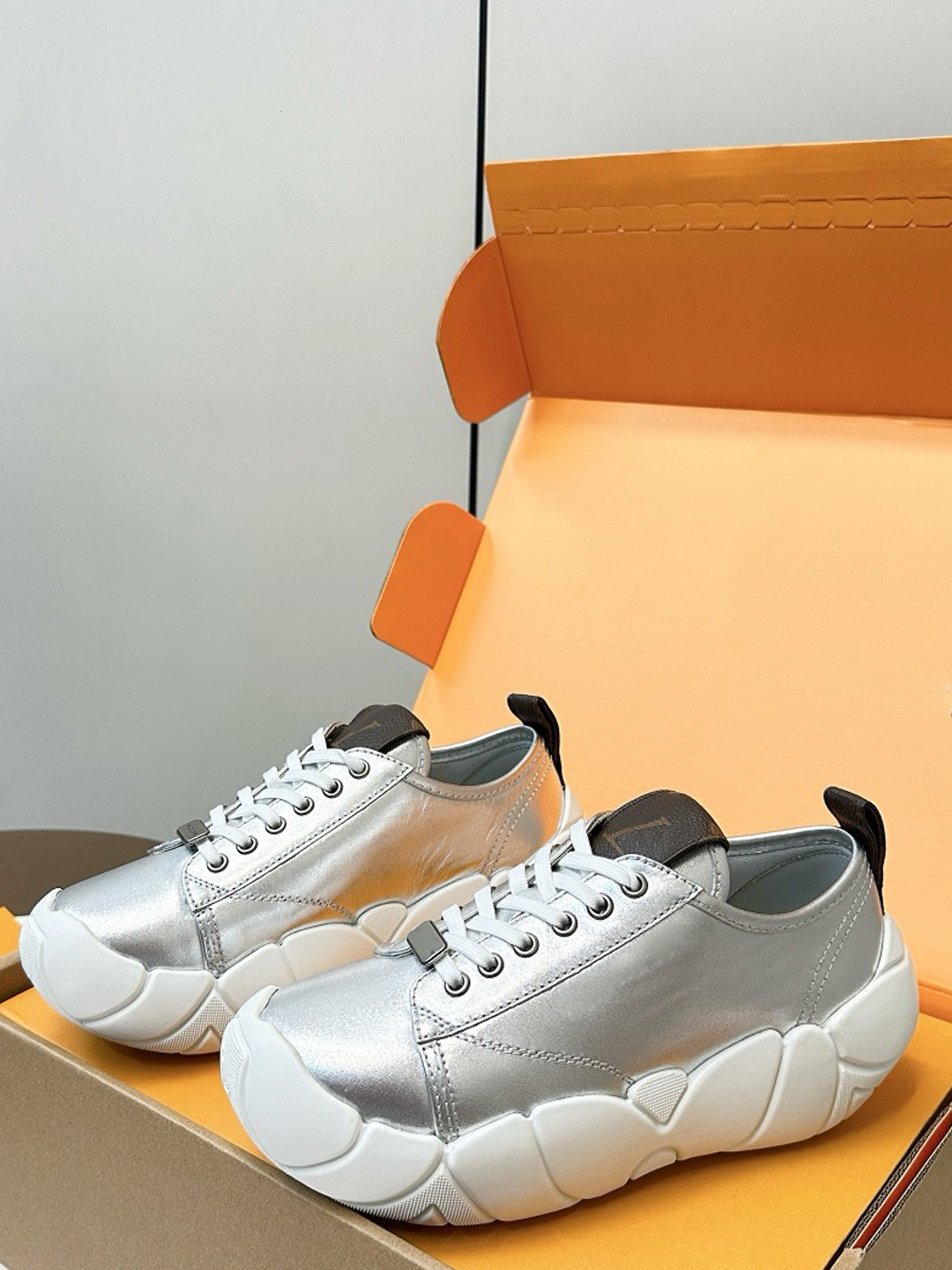 Bubble cloud shoes Ladies bread shoes Womens thick soled Sneakers fashionable lace up Sneakers Designer casual shoes rubber soles