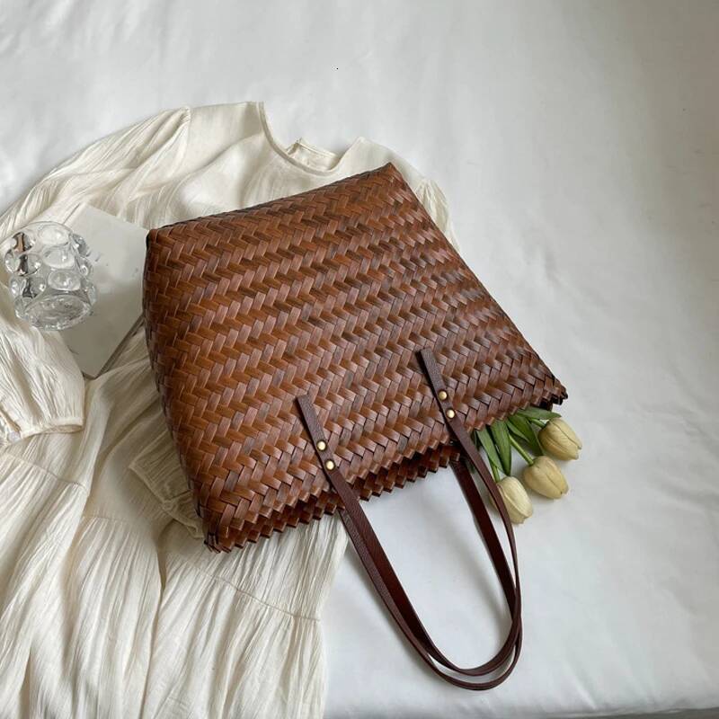 Autumn New Women s Shoulder Bag Large Capacity Handwoven Straw Bag Women s Travel Beach Bag Autumn New Designer Bag Women s Shoulder Underarm Bag