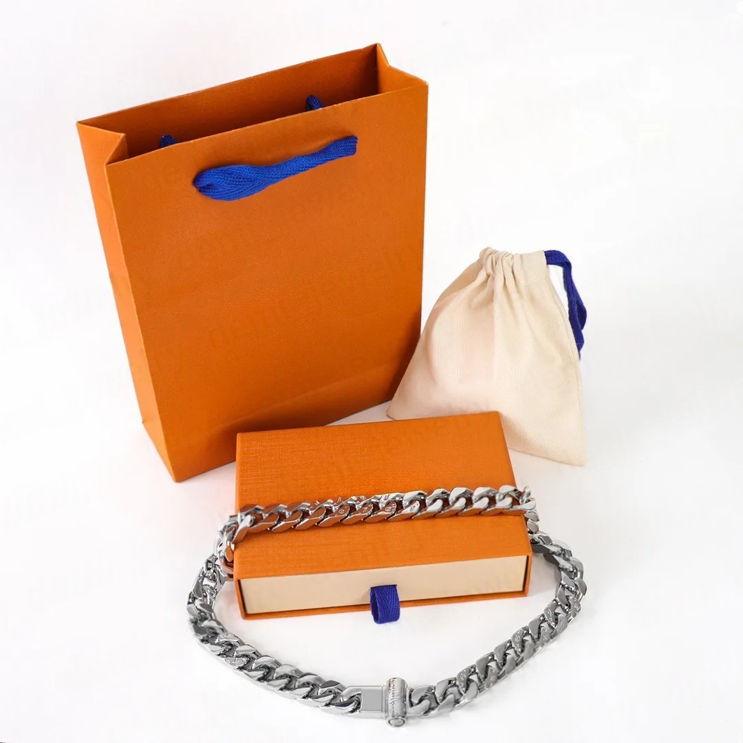 Designer Luxury Necklace Mens Pendant Necklace Titanium Steel Chain Letter Classic Jewelry Street Style Wedding Jewelry Womens Gift Silver Gold