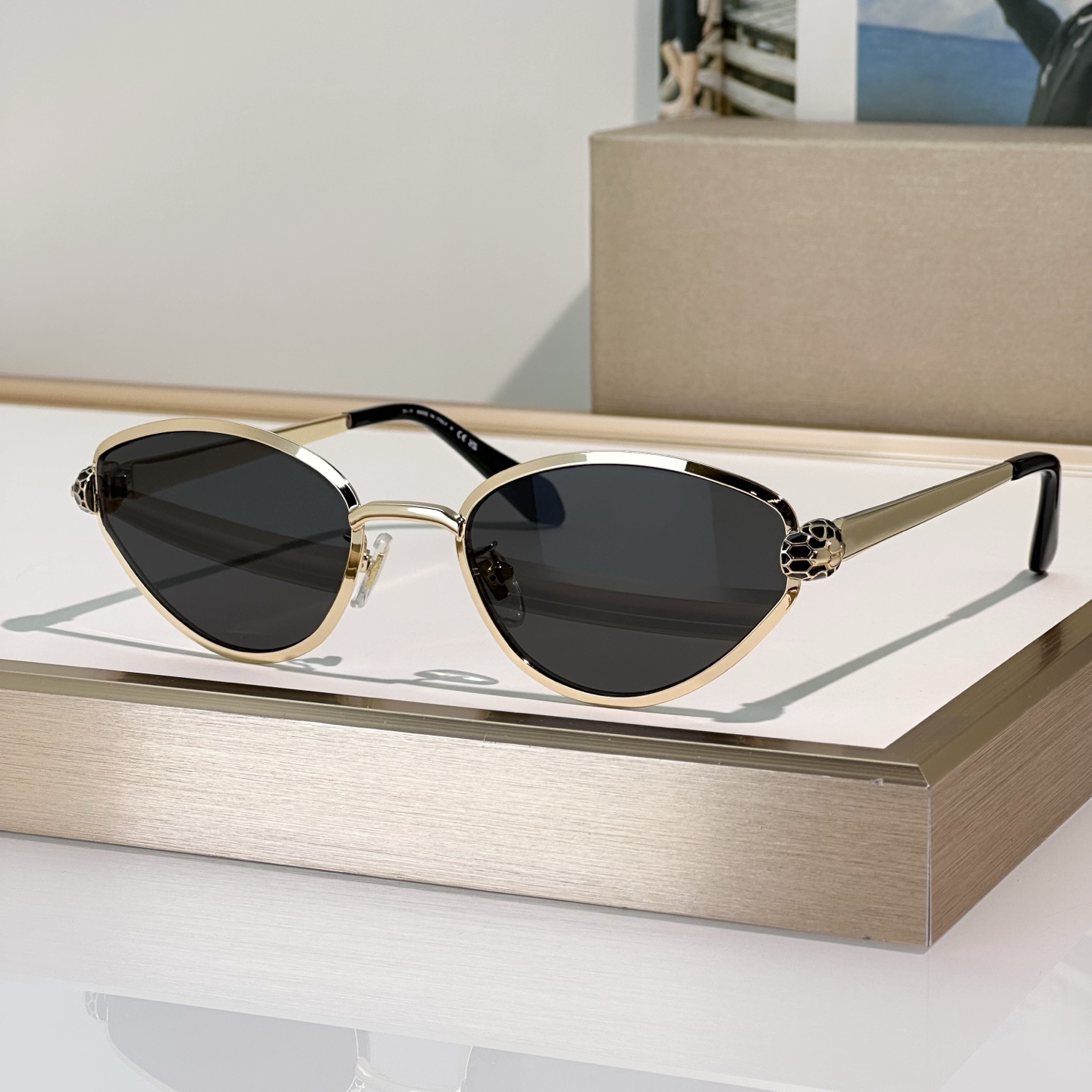 Designer Sunglasses For Men Women 50086 Catwalk Fashion Avant-Garde Goggles Style Anti-Ultraviolet Popularity Metal Triangle Full Frame Glasses Random Box