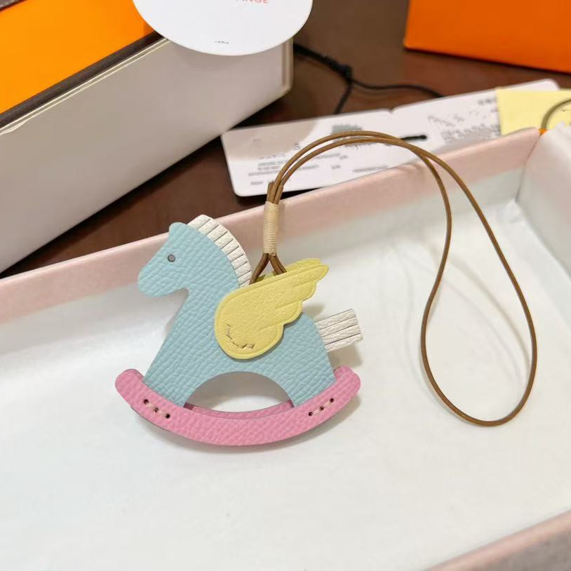 Leather Feather Keychain Horse Shoe Charm Neckle Swift Sheepskin Rocking Horse Bag Charm Keyring Paddock Pendant Ornament L250928MM16