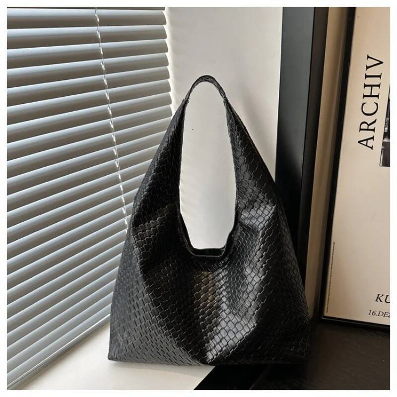 Autumn New Women s Shoulder Bag Retro Woven Pattern Shoulder Bag Large Capacity Handbag Casual Armpit Bag Autumn New Designer Bag Versatile Commuting 