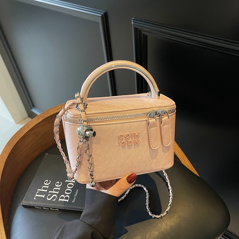 2025 light niche mini women retro new style patent leather messenger designer summer casual mouth red envelope shoulder bag NEW hot super ootd