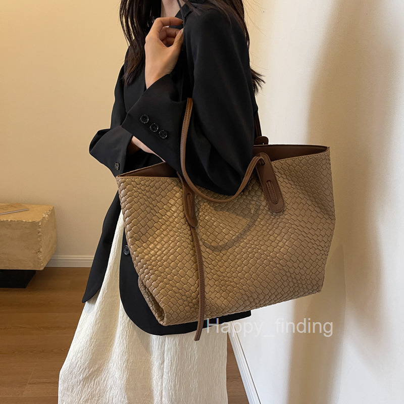 High end and large capacity woven armpit tote bag for women commuting new hand-held shoulder bag
