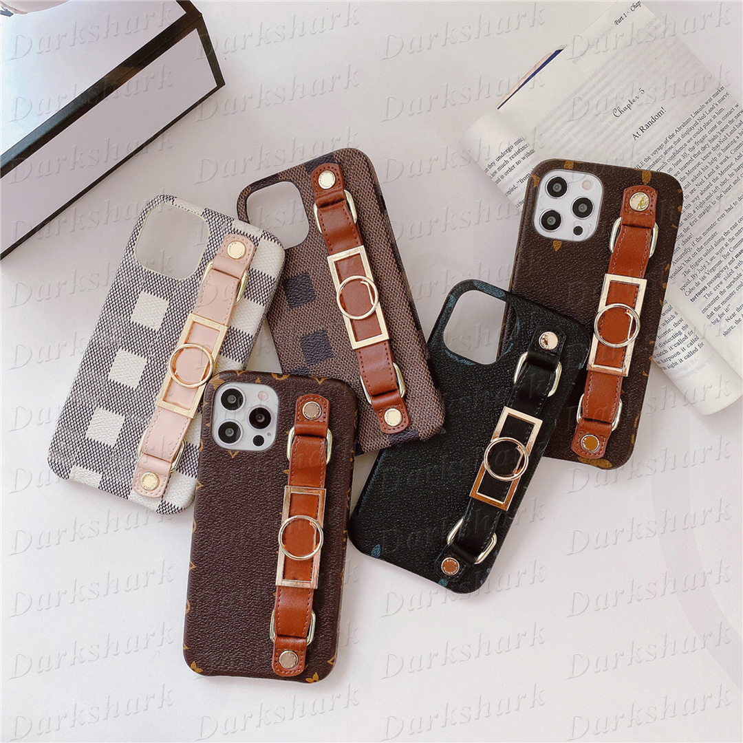 Top Designer Mobile Phone Case for iPhone 17 Air 16 15 14 Plus 13 12 11 Pro Max Rivet Wrist Strap Band Anti-skid Bumper Coque Leather Shell Luxury Flower Print Cover 16pro