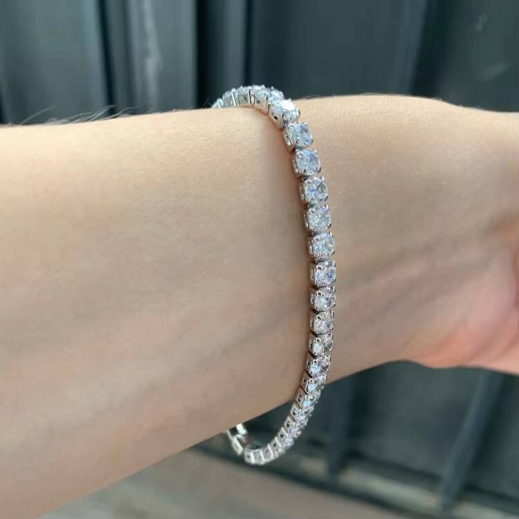 Ladies fashion bracelet; high quality 18K gold jewelry; 4mm moissanite tennis bracelet.