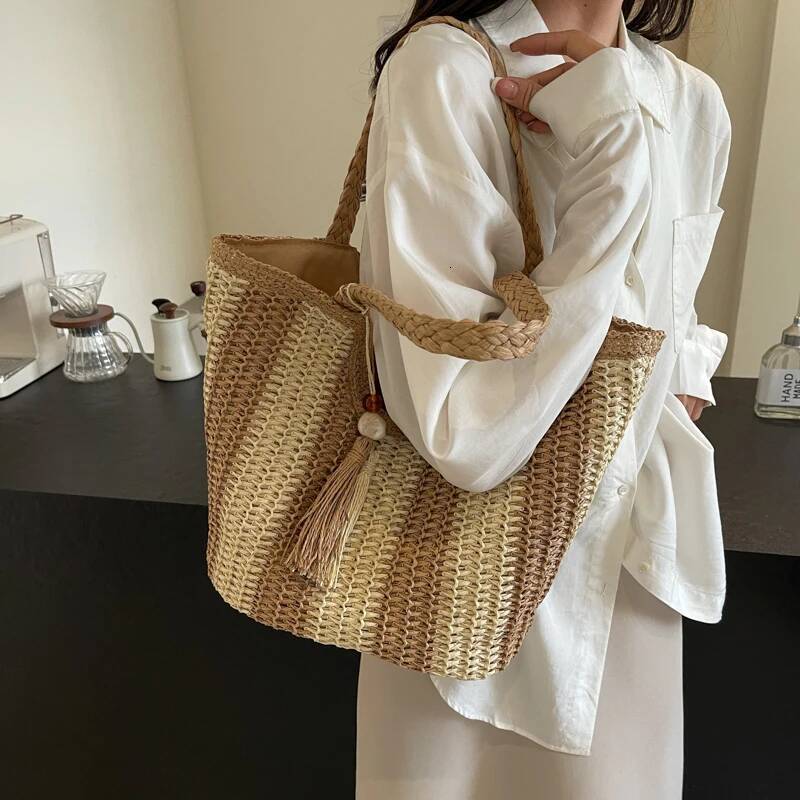 Autumn New Women s Crossbody Bag Casual Grass Woven Women s Large Capacity New Single Shoulder Commuting Woven Bag Beach Bag Autumn New Designer Bag