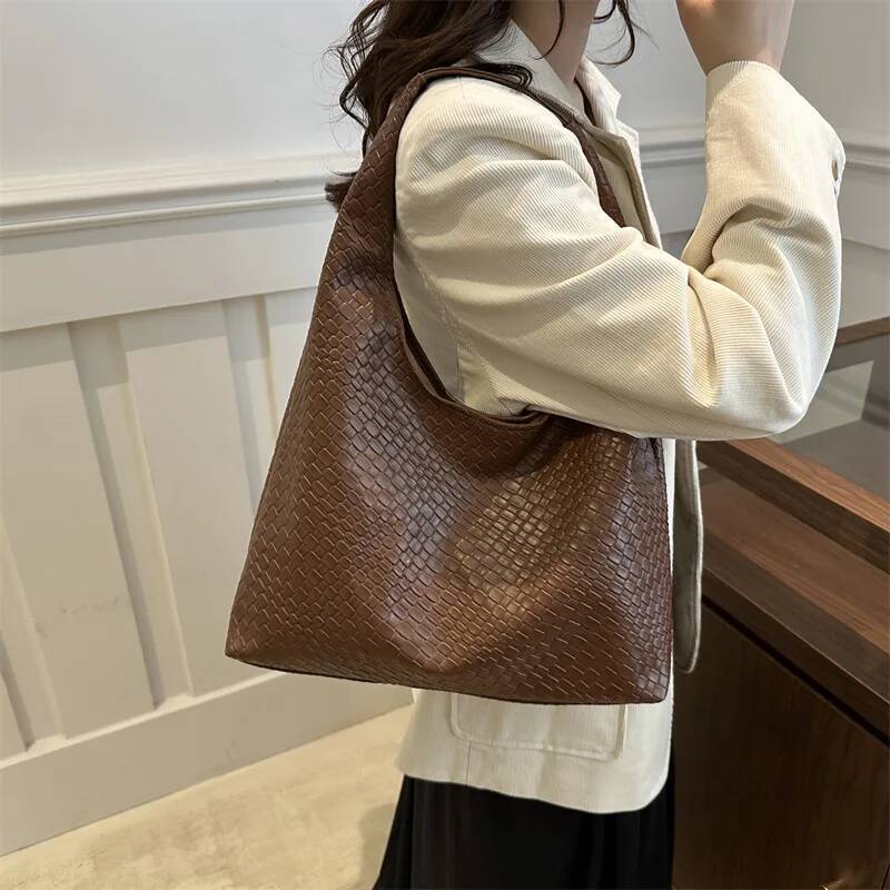 Autumn New Women s Shoulder Bag Retro Woven Pattern Shoulder Bag Large Capacity Handbag Casual Armpit Bag Autumn New Designer Bag Versatile Commuting 