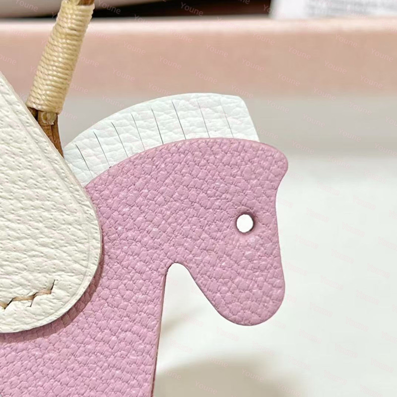 Leather Feather Keychain Horse Shoe Charm Neckle Swift Sheepskin Rocking Horse Bag Charm Keyring Paddock Pendant Ornament L250928MM16