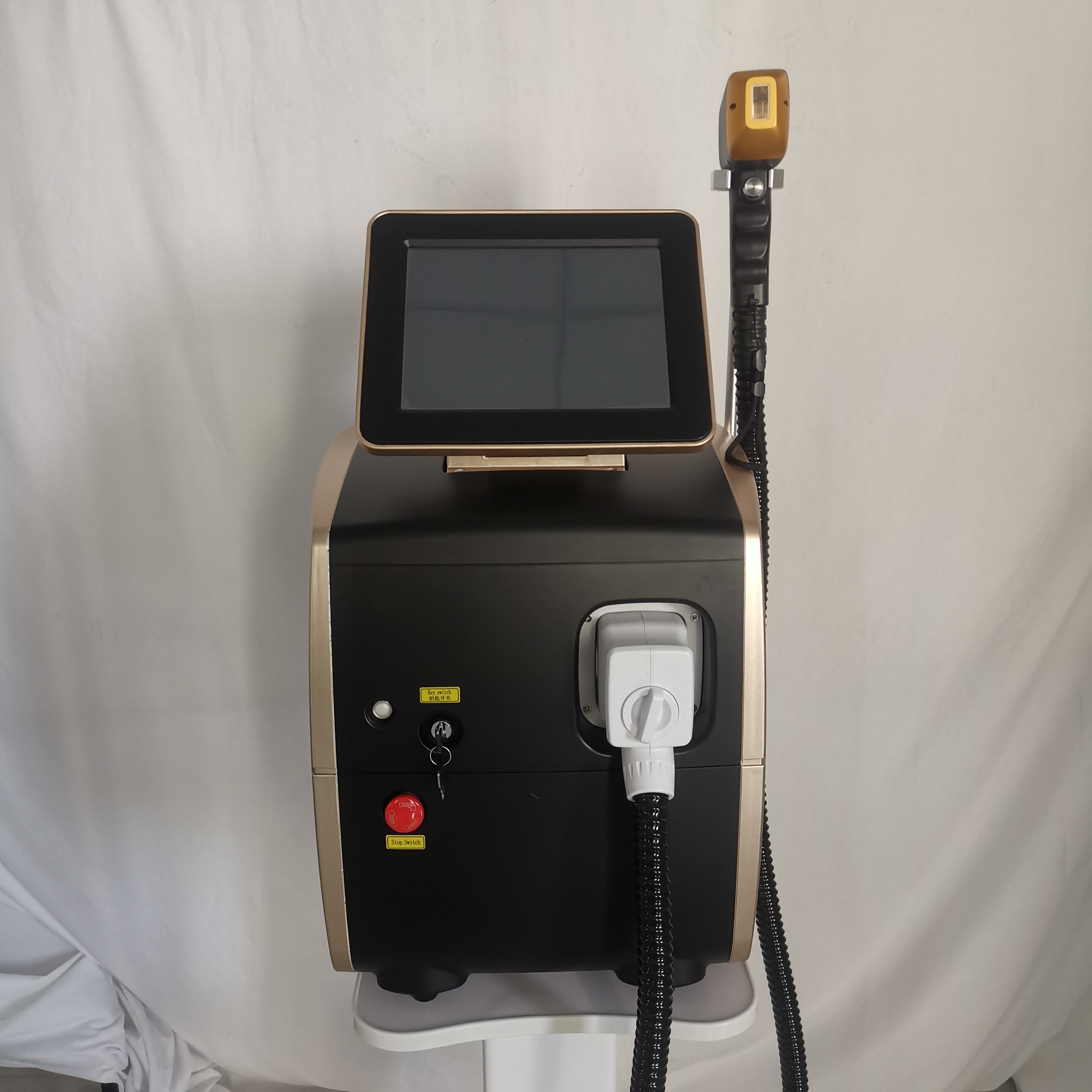 Ice titanium diode laser safe and painless 3-wavelength semiconductor laser system, used to eliminate excess hair in the armpits and rejuvenate the sk