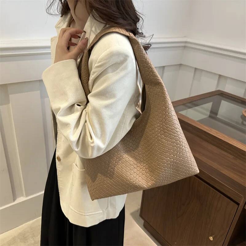 Autumn New Women s Shoulder Bag Retro Woven Pattern Shoulder Bag Large Capacity Handbag Casual Armpit Bag Autumn New Designer Bag Versatile Commuting 