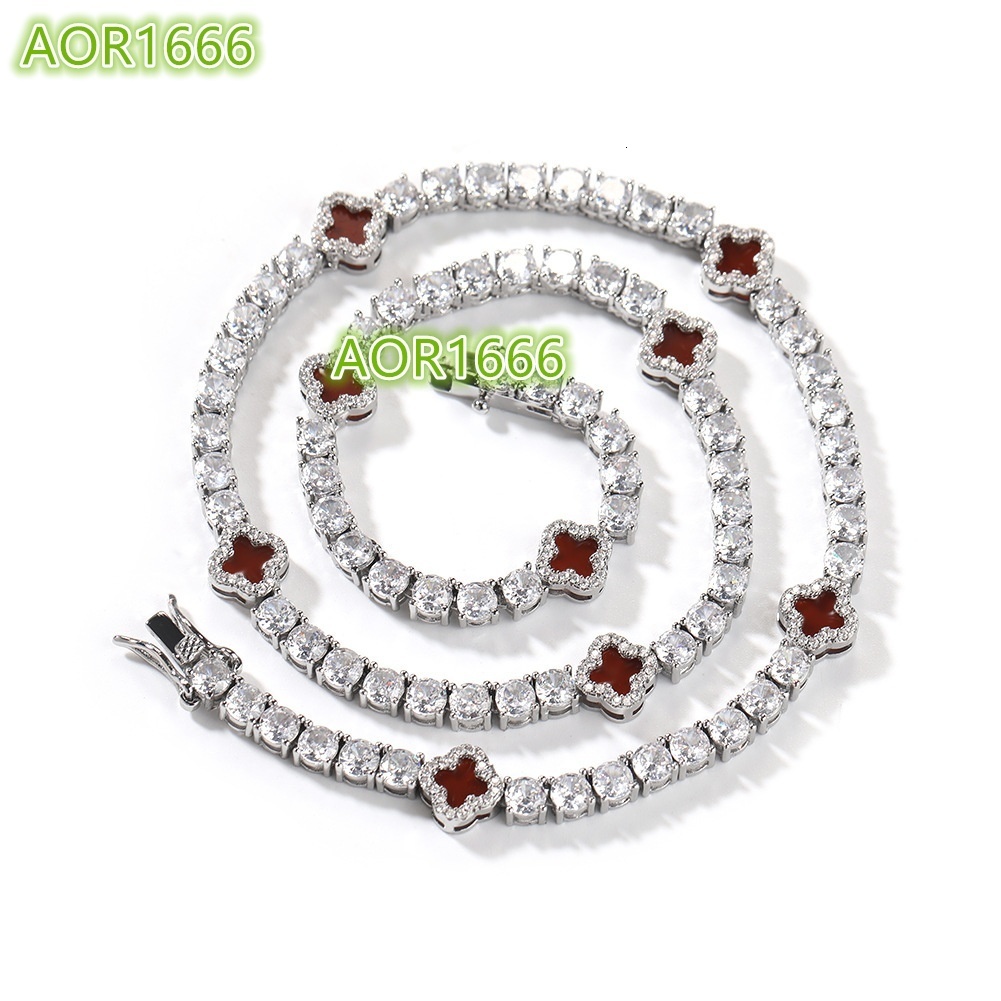 2025 New Fashion Women's Exquisite Elegant Collarbone Necklace Four-Leaf Clover Moissanite Tennis Neck