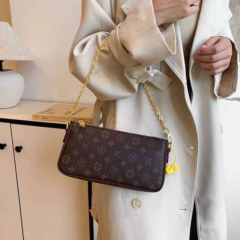 Light Design Ladies Purses And Handbags 2024 Classic Solid Color Chain Shoulder Letter Element Women's Crossbody Bag