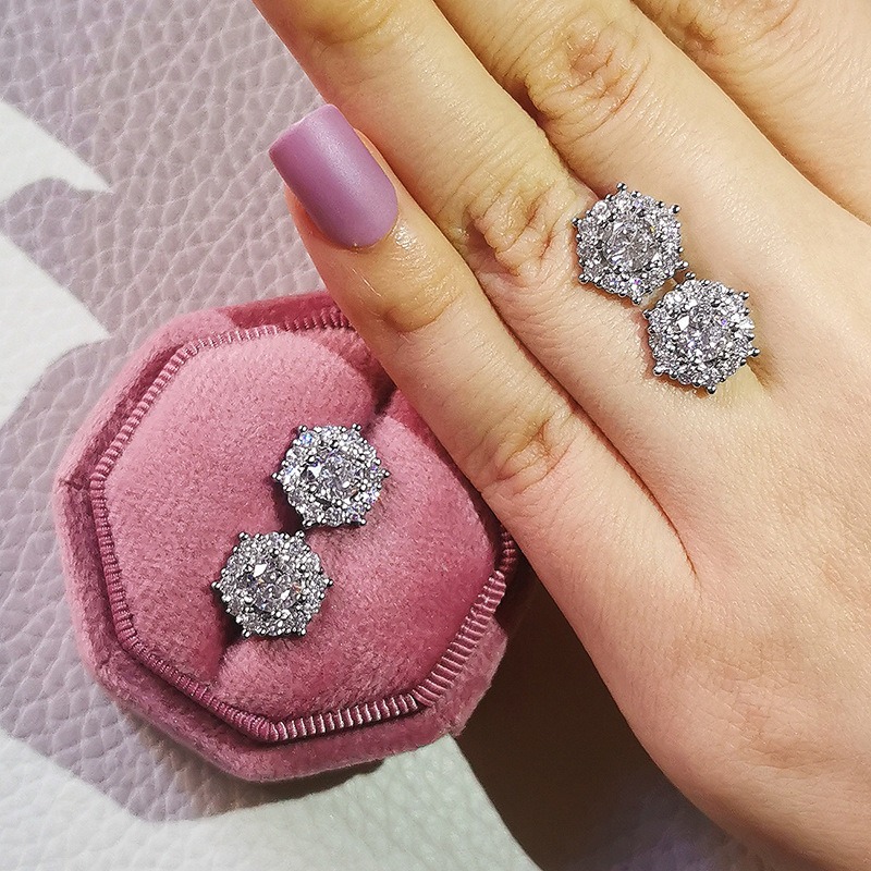 Trendy Festive Decorative Accessories: Dazzle Her With Our Eye-Catching Designer Ear Cuff