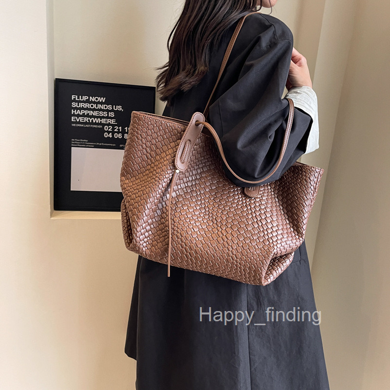 High end and large capacity woven armpit tote bag for women commuting new hand-held shoulder bag