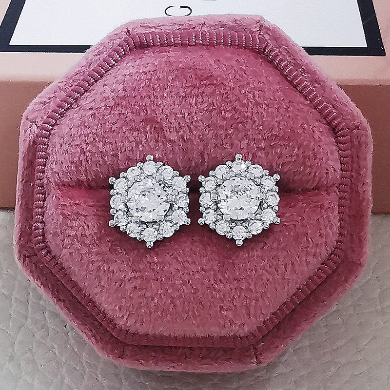 Trendy Festive Decorative Accessories: Dazzle Her With Our Eye-Catching Designer Ear Cuff