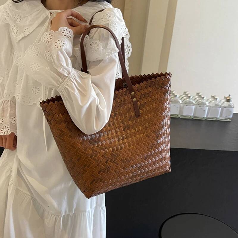 Autumn New Women s Shoulder Bag Large Capacity Handwoven Straw Bag Women s Travel Beach Bag Autumn New Designer Bag Women s Shoulder Underarm Bag