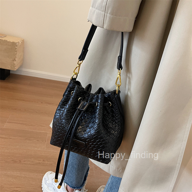 Handheld Large Capacity Bag for Women Trendy Autumn New Fashion Crossbody Bag Korean Style Drawstring Stylish Bucket Bag