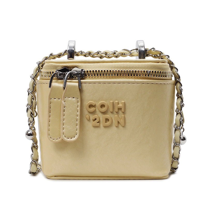2025 light niche mini women retro new style patent leather messenger designer summer casual mouth red envelope shoulder bag NEW hot super ootd