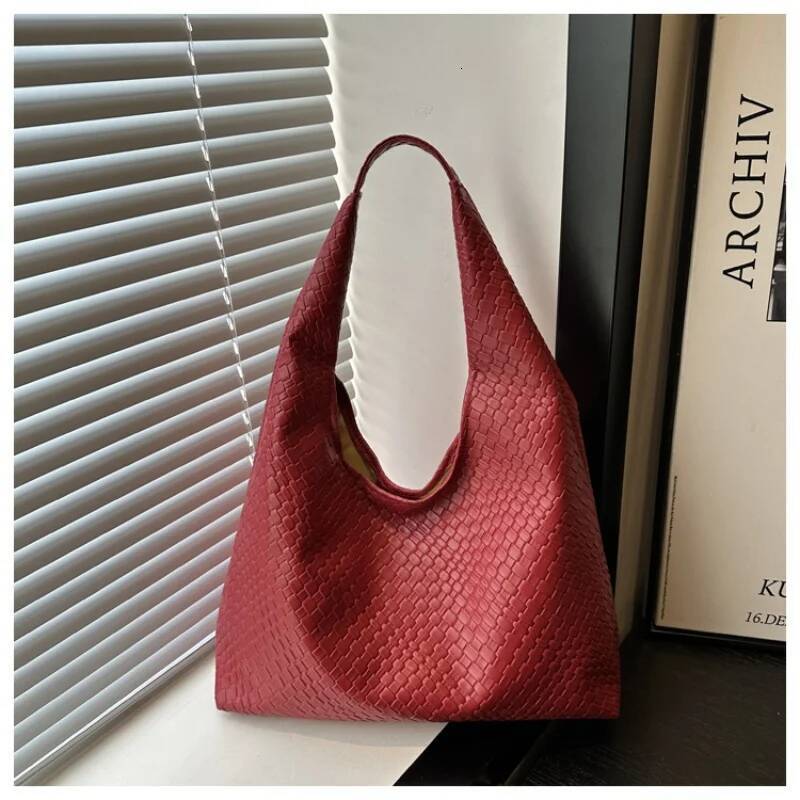 Autumn New Women s Shoulder Bag Retro Woven Pattern Shoulder Bag Large Capacity Handbag Casual Armpit Bag Autumn New Designer Bag Versatile Commuting 
