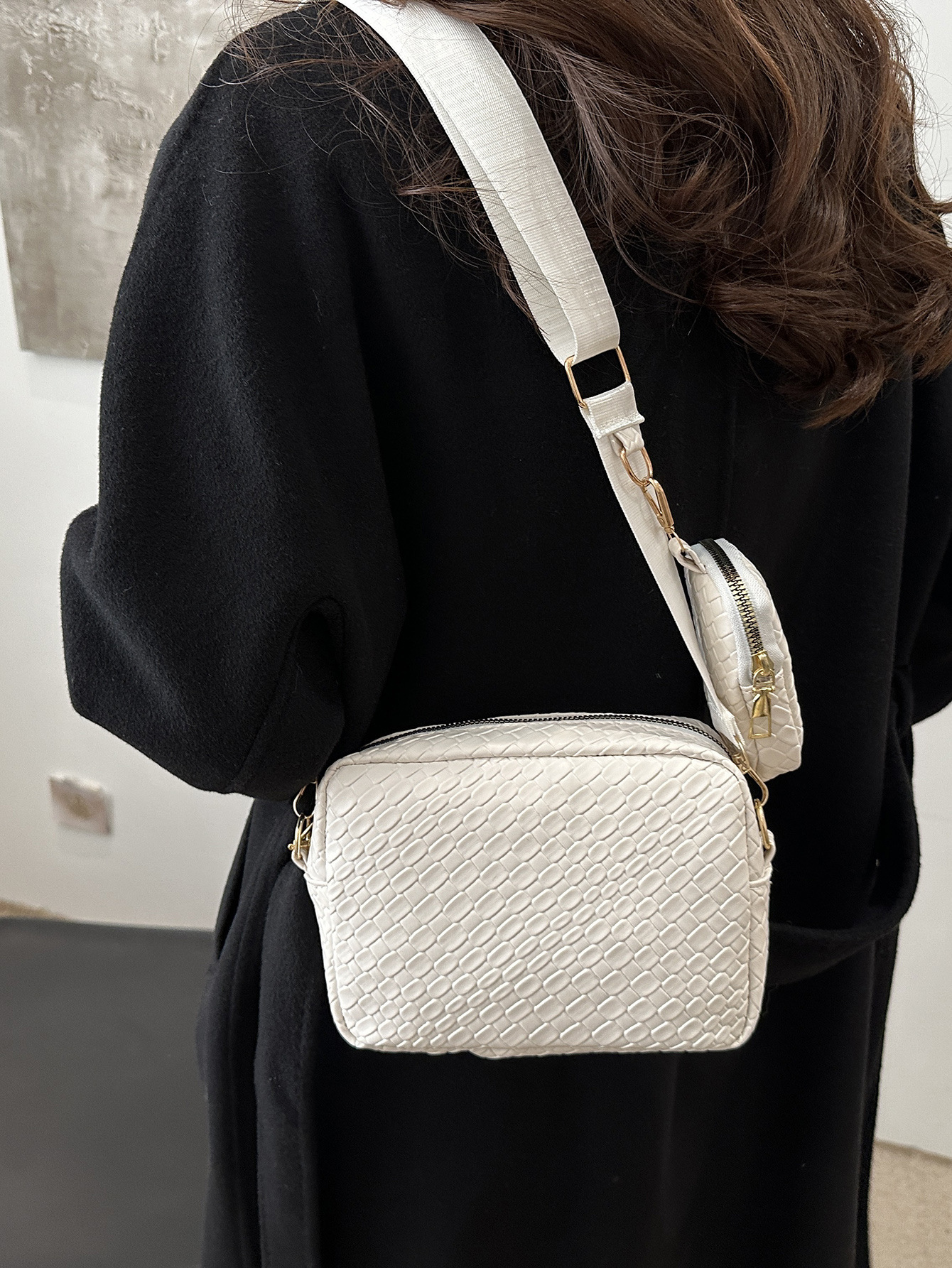 Luxury Bag Celebrity Free Delivery To Your Door Same Style Embossed Plaid Camera Bag Simple Style Solid Color Single Designer Bag Shoulder Crossbody W