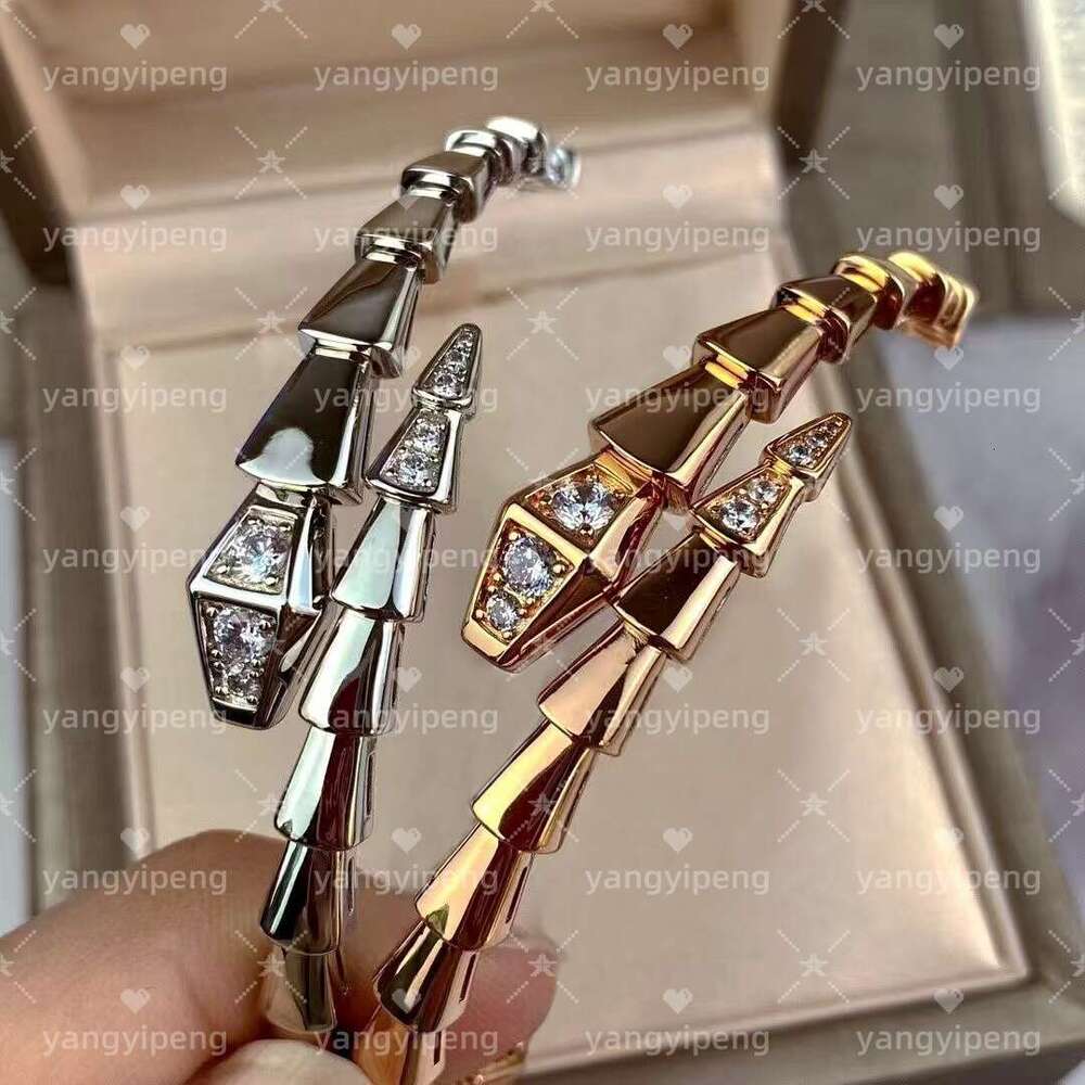 Famous designer's popular snake bracelet snake shaped bracelet with full diamonds, fashionable and versatile style with an open mouth bracelet
