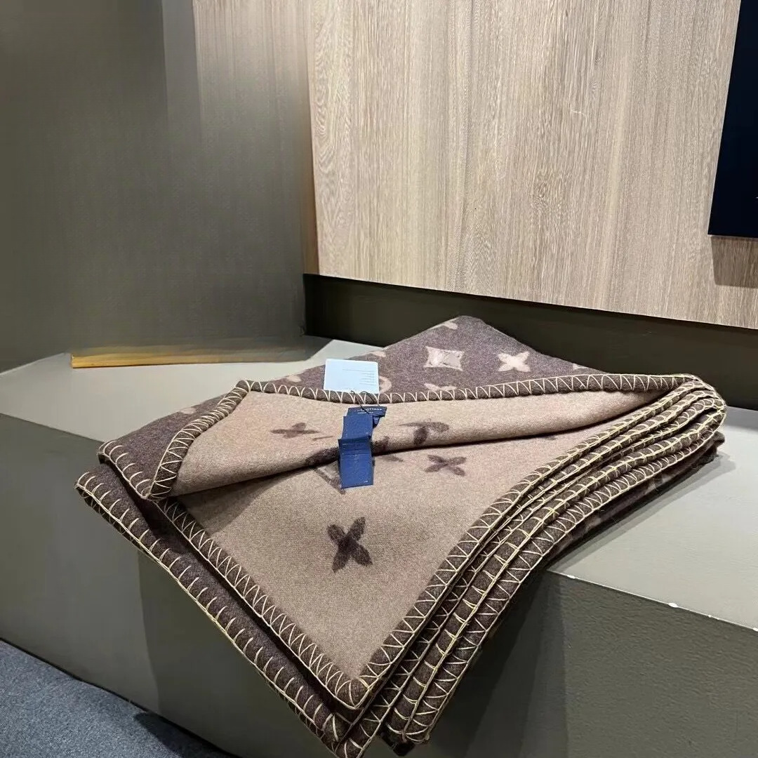 2025 New Designer Blanket Portable Cashmere Letters Old Flowers Patterns Blankets 950g Home and Outdoor