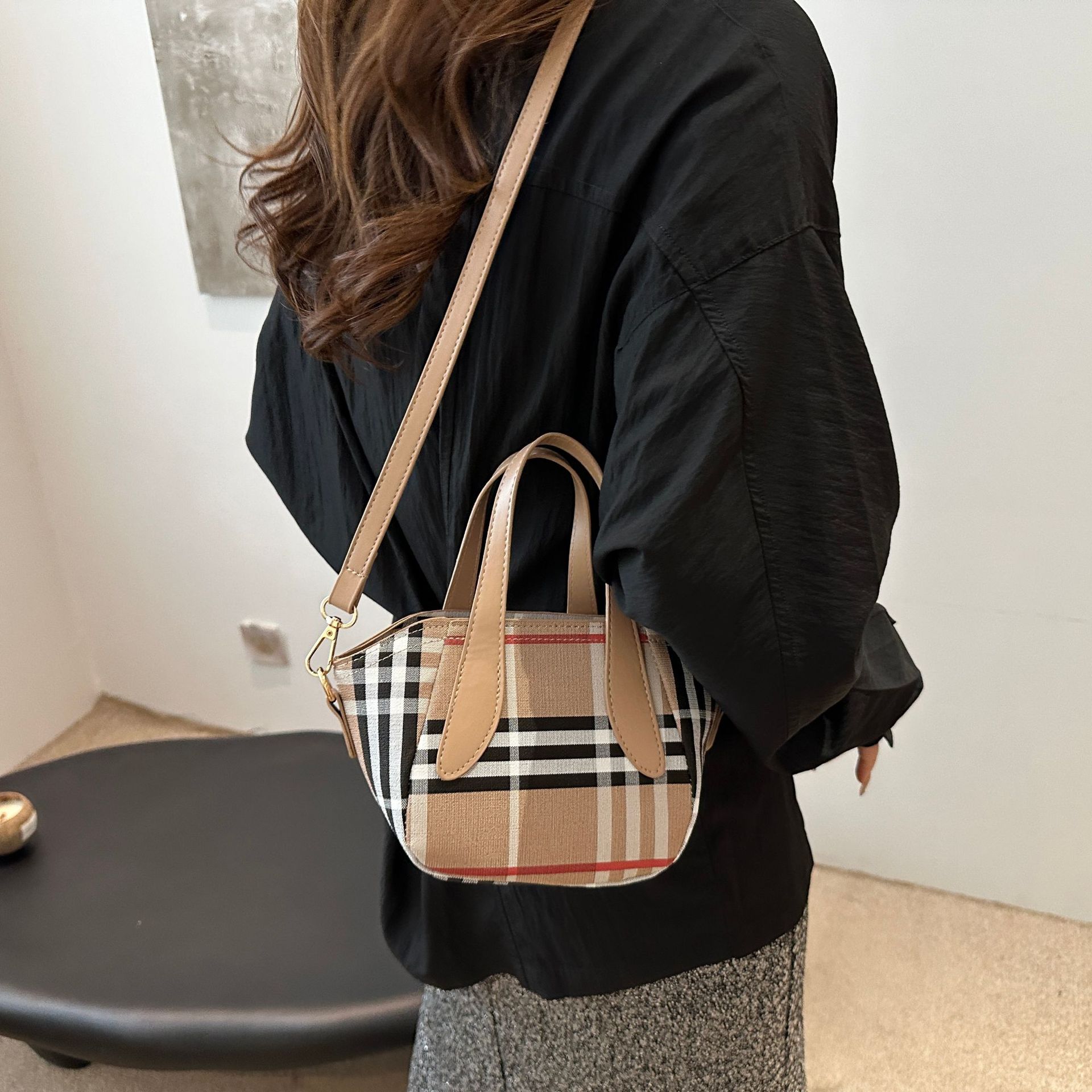 Elegant women's bag 2025 minimalist design new shoulder bag versatile high-end striped splicing handbag black white free shipping
