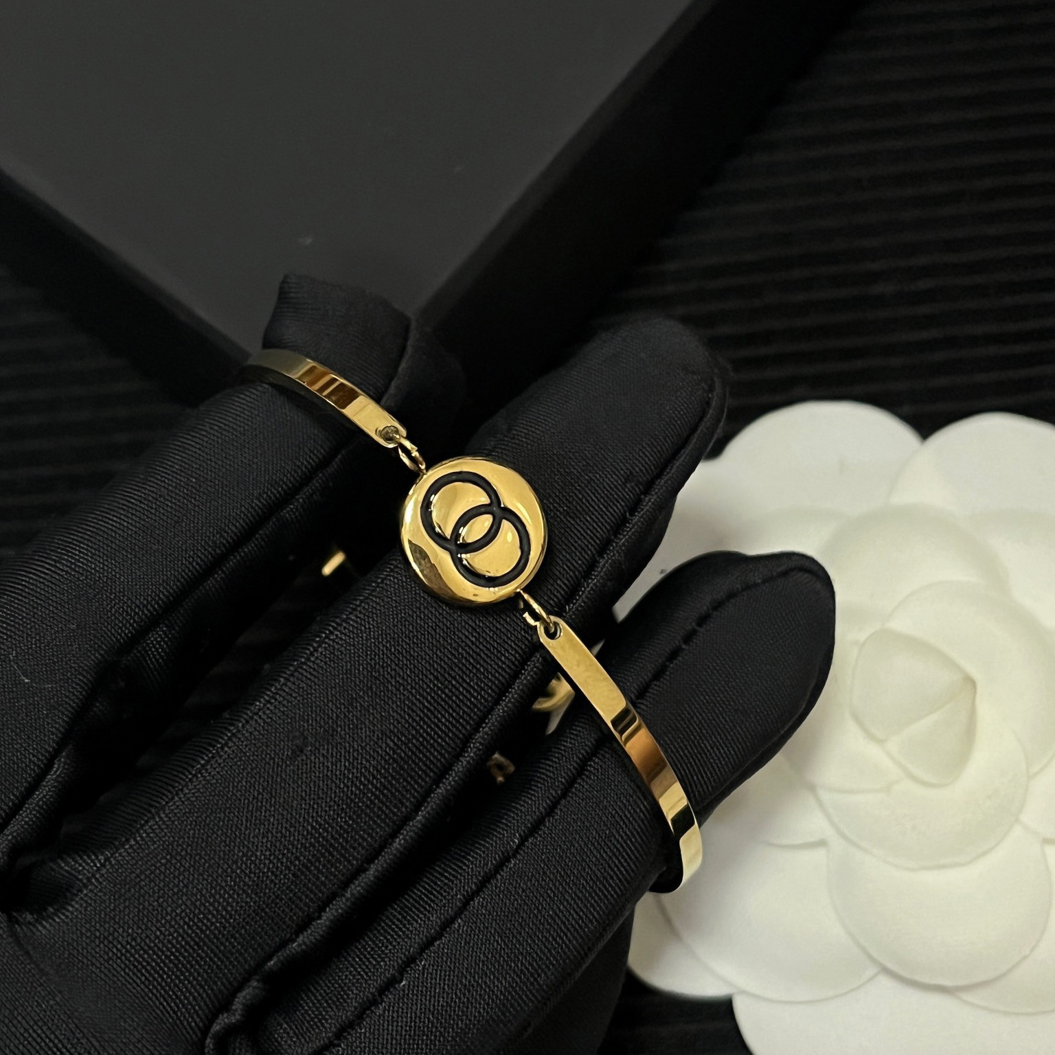 Jewellery High Quality Gold Tone Bangle with Black Enamel Detailing Minimalist Style for Versatile Wear Gift for All Occasions Textured Elegant Access