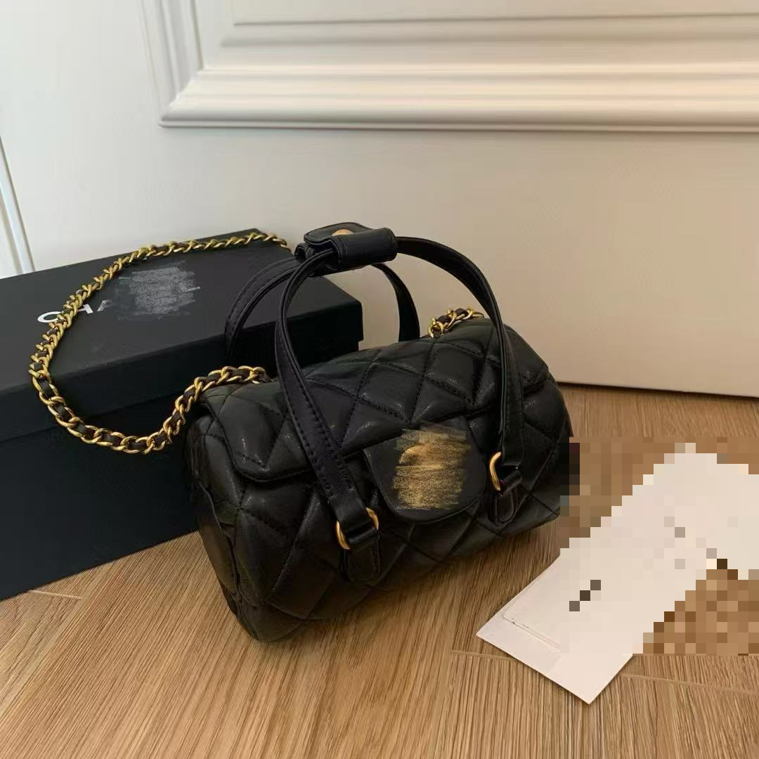Vic's Year-end Gift Bowling Bag Is Available in All-leather and Velvet Styles Making It Easy To Take Photos with Any Outfit