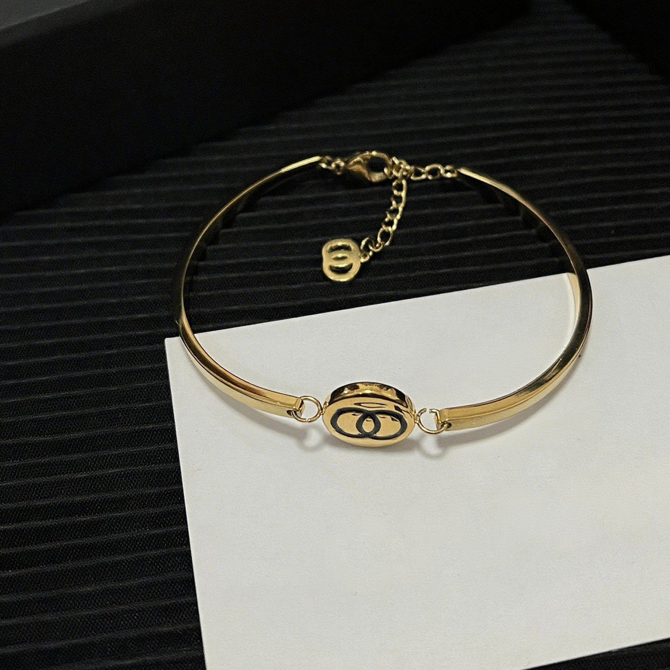 Jewellery High Quality Gold Tone Bangle with Black Enamel Detailing Minimalist Style for Versatile Wear Gift for All Occasions Textured Elegant Accessory