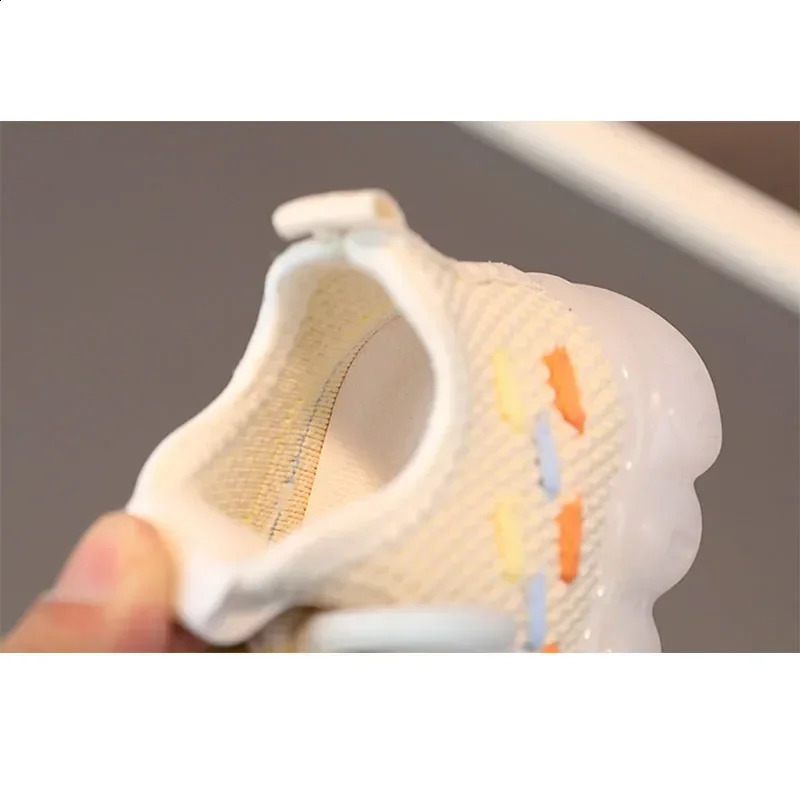 Fashion rens Luminous Sneakers LED Flashing Shoes for s Casual Shoes Spring Autumn Toddler Sports Shoes 250821