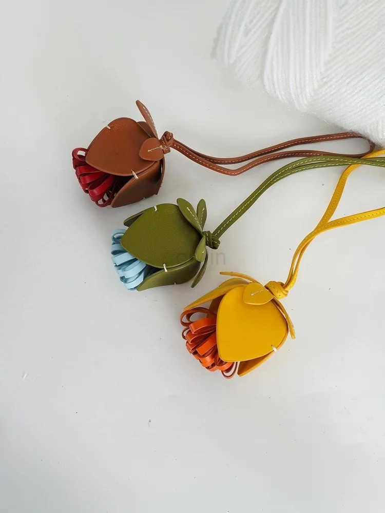 Luxury Fashion Flower Tassel Ball Bag Charm Leather Pendant High-Grade Flower Car Pendant Decoration Bag Accessories M250821