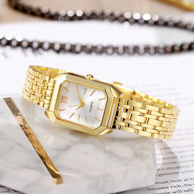 The new square, retro, niche, fashionable and high-end ladies' watch features a light luxury style W250704