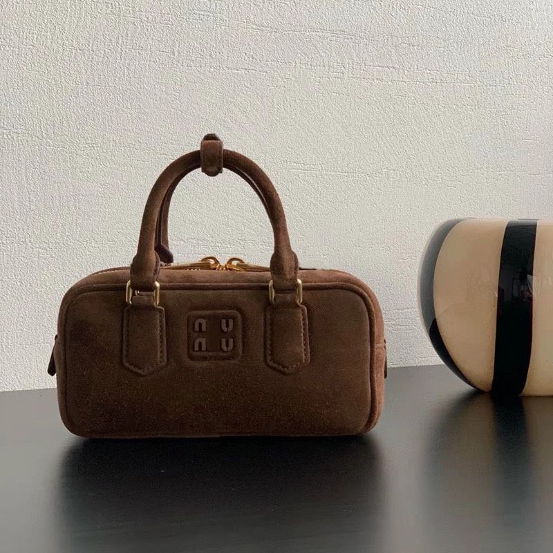 Designer crossbody bag 2025 High-quality women's handbag Luxurious and comfortable material bowling bag for daily use and work.