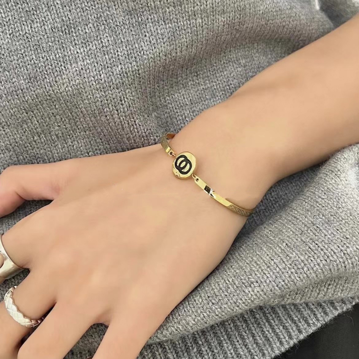 Jewellery High Quality Gold Tone Bangle with Black Enamel Detailing Minimalist Style for Versatile Wear Gift for All Occasions Textured Elegant Access