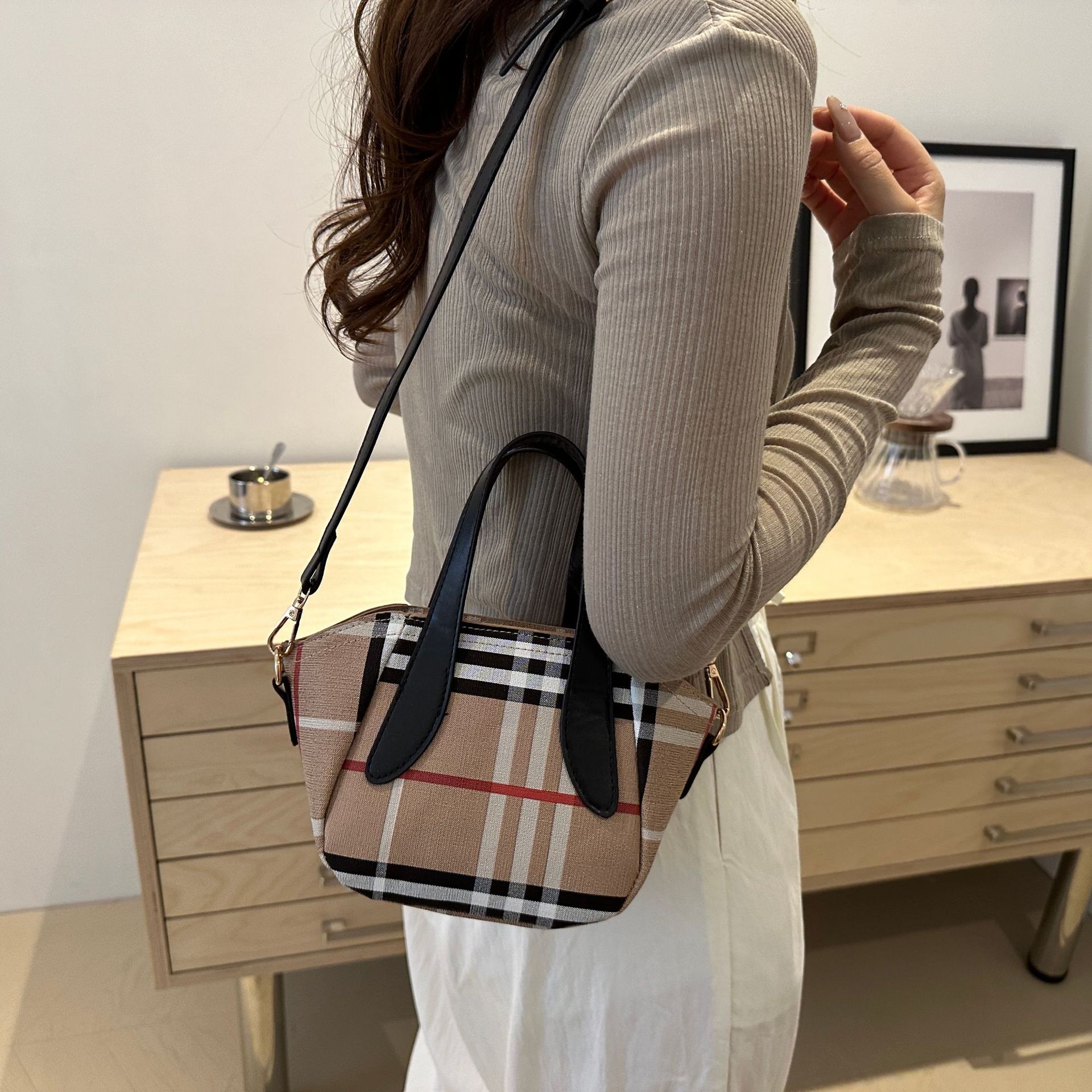 Elegant women's bag 2025 minimalist design new shoulder bag versatile high-end striped splicing handbag black white free shipping