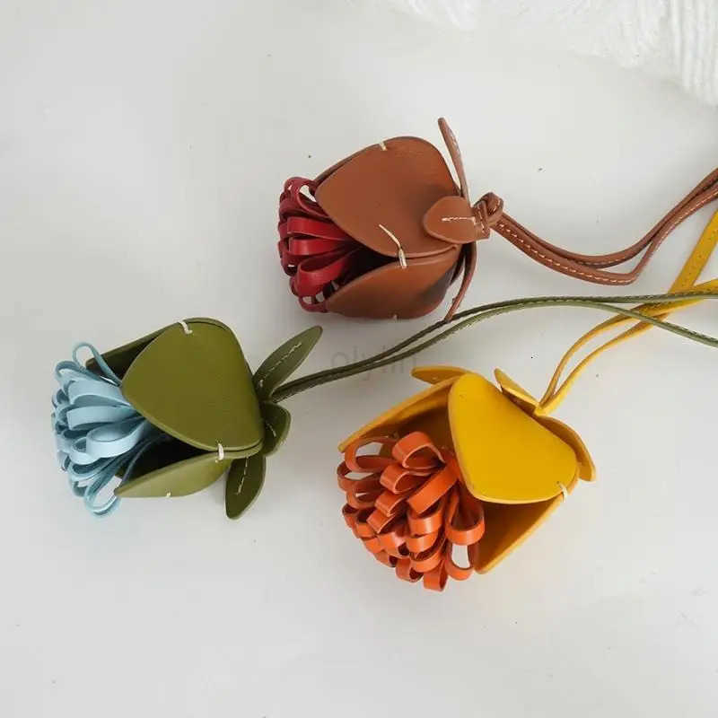 Luxury Fashion Flower Tassel Ball Bag Charm Leather Pendant High-Grade Flower Car Pendant Decoration Bag Accessories M250821