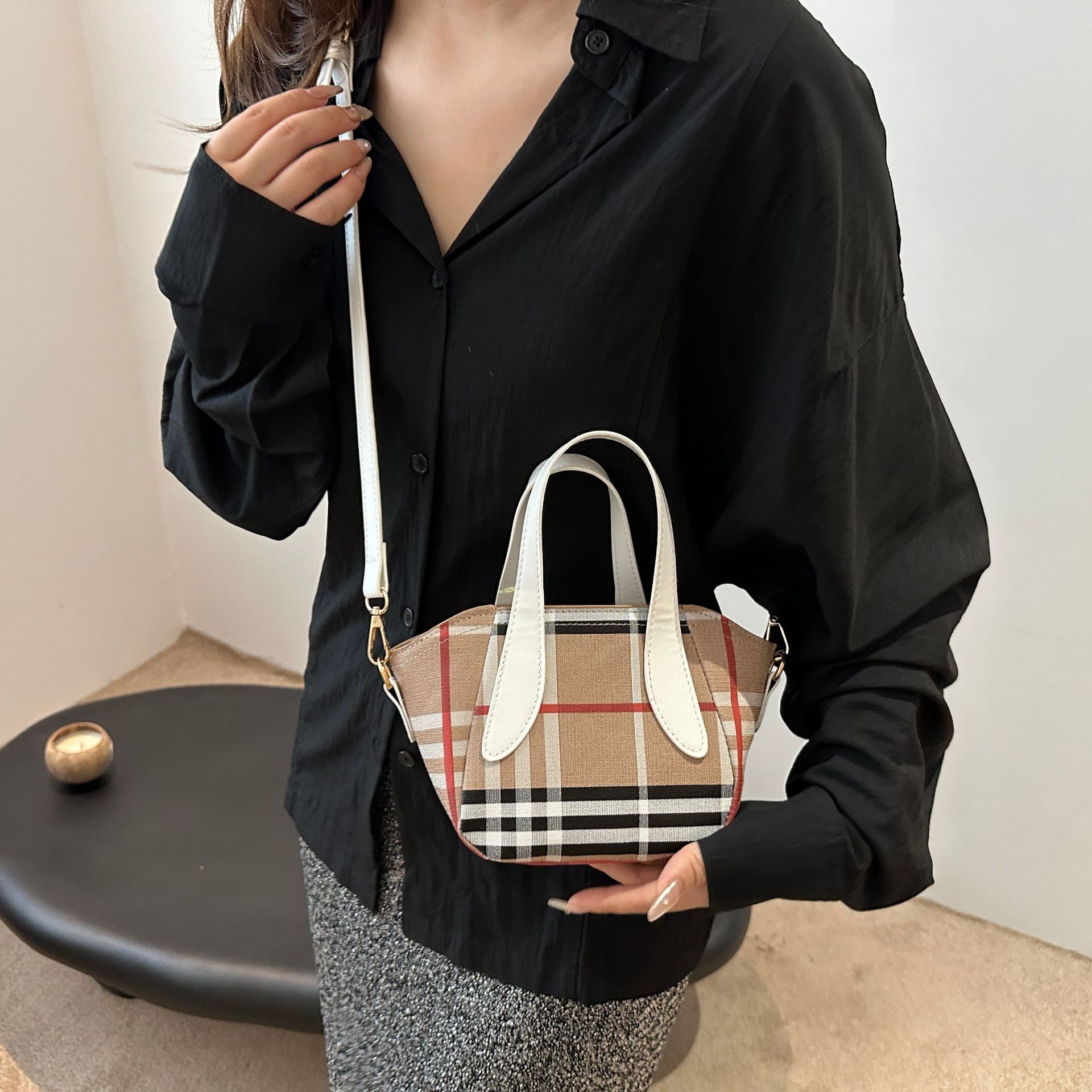Elegant women's bag 2025 minimalist design new shoulder bag versatile high-end striped splicing handbag black white free shipping