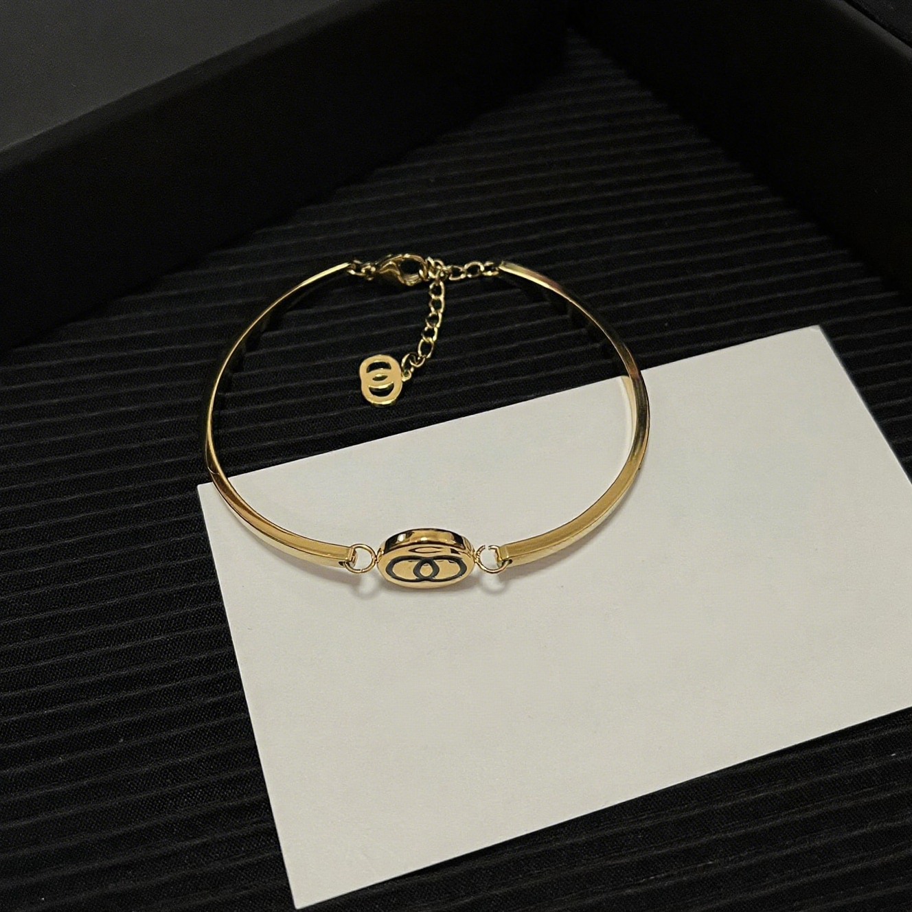 Jewellery High Quality Gold Tone Bangle with Black Enamel Detailing Minimalist Style for Versatile Wear Gift for All Occasions Textured Elegant Access