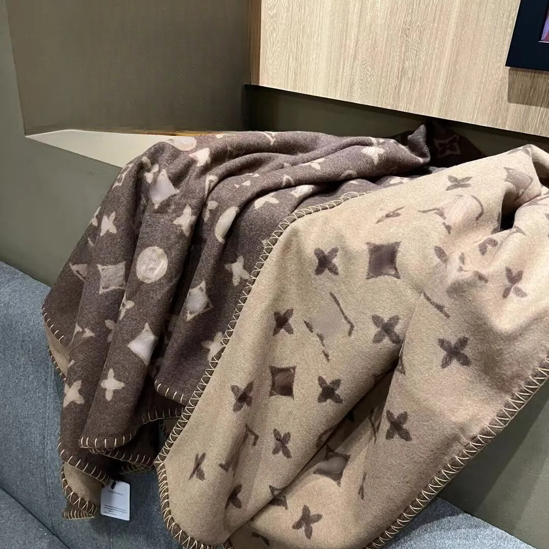 2025 New Designer Blanket Portable Cashmere Letters Old Flowers Patterns Blankets 950g Home and Outdoor