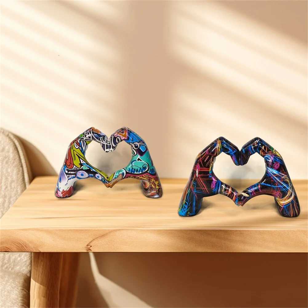 Personzed Heart Gesture Resin Statue Home Decoration Modern Art Hand Love Abstract Figurines Sculpture Wedding Desktop Decor Y250823